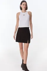 Musculosa blanca de morley con cuello redondo y logo bordado en el pecho.