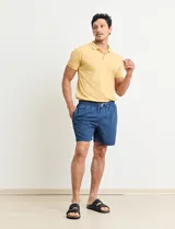 Short de baño verde con cintura elástica ajustable con cordón.