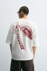 Sudadera blanca de cuello redondo y manga corta, corte relaxed boxy fit, con estampado en el frente y la espalda.