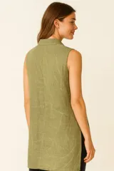 Camisa sin mangas color verde oliva, con cuello camisero, abotonada y con bordado inglés.