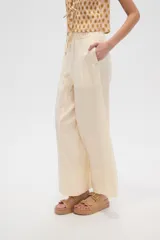 Pantalón viscosa color crudo, de corte recto y tiro alto, con cintura elastizada ajustable con cordón.