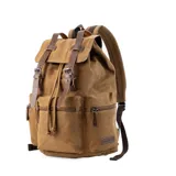 Mochila de tela canvas color verde oliva con tapa y detalles en símil cuero marrón. Cierre superior marinero, bolsillos internos, externos frontal, laterales y trasero con cierre. Asas rígidas, correas ajustables y espacio para laptop de 15".