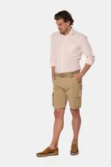 Bermuda cargo gris con cinturón, confeccionada en tejido de algodón con elasticidad, con bolsillos laterales y detalles en bolsillos traseros con solapa.