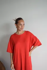 Vestido largo de viscosa color rojo, con cuello redondo y mangas cortas.