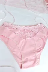 Bombacha tiro alto color rosa, confeccionada en algodón elastizado y puntilla elastizada.