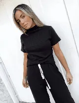 Polera color ocre de manga corta, cuello alto y tejido de morley y algodón.