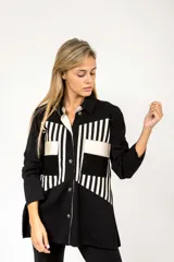 Camisa de punto en lana color negro con apliques en cuero y diseño a rayas en blanco.