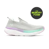 Championes grises de tela tejida con suela blanca y detalles en lila y verde agua. Diseño slip-on con elástico en la parte superior.