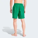 Short de baño verde con estampado del logo de Adidas en azul marino.
