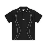 Camiseta polo negra de manga corta con cuello blanco y ribetes blancos en los hombros. Presenta un pequeño logo bordado en el pecho y líneas curvas blancas a los costados del torso.