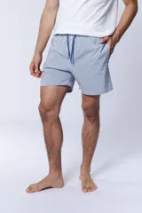 Short de baño celeste con rayas verticales blancas.