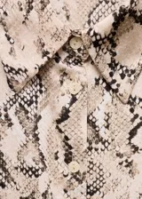 Camisa de manga larga con estampado de piel de serpiente en tonos beige y marrón.