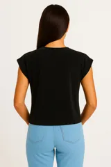 Remera blanca de algodón, de manga corta, corte holgado y cuello redondo.