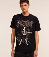 Remera negra de algodón con estampa de la banda de rock ACDC.