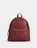 Mochila de cuerina color borgoña con bolsillo frontal con cierre, correas regulables, manija superior, cierre superior con tirador de cuerina y tag metálico.