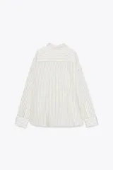 Camisa de manga larga con cuello solapa, a rayas verticales grises y blancas. Tiene un bolsillo de plastrón en el delantero y cierre frontal con botones.