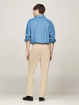 Pantalón chino color beige de Tommy Hilfiger, modelo Denton, con pierna recta y confeccionado en satén de algodón elástico.