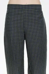 Pantalón largo de corte recto y tiro bajo, confeccionado en algodón con diseño de cuadrícula. Presenta bolsillos laterales en costura, bolsillos de parche en la parte trasera y cinturilla elástica posterior para un mejor ajuste.