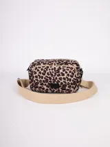 Cartera tipo bandolera con estampado de leopardo, compartimentos internos y correa de tela desmontable y regulable.