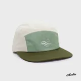Gorro tipo béisbol color beige de pana con logo bordado en blanco.