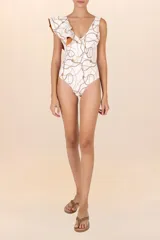Traje de baño entero tipo camiseta Do Reis, color blanco con estampado de cadenas doradas y marrones. Presenta un escote en V con volado en el hombro y breteles anchos. Espalda media y cobertura completa.