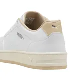 Championes Puma Court Class blancos con detalles en color crema en la suela, el talón y el interior.