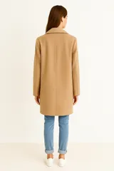 Tapado de manga larga con estampado de pata de gallo en tonos blanco y negro, con solapa y cierre de un botón.