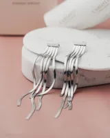 Aros largos plateados con base cuadrada y flecos de cadenas finas.