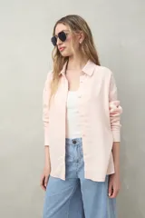Camisa color rosa claro, de corte clásico y silueta relajada, confeccionada en mezcla de lino y viscosa.