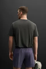 Camiseta deportiva marrón de tejido técnico ligero y elástico con estructura. Cuello redondo, manga corta, costuras planas y logo estampado.
