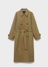 Abrigo largo estilo gabardina color verde militar, con doble botonadura, cuello de solapa ancha, manga larga abotonada y cinturón desmontable. Presenta un diseño recto y oversize.