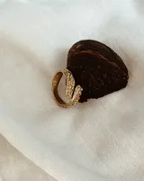 Anillo abierto de bronce con diseño texturizado.