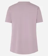 Remera deportiva de viscosa color lila, con cuello en pico, mangas cortas y estampado "Boston" en el pecho.