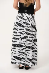 Falda larga blanca con estampado de peces negros.