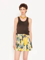 Musculosa corta de morley de algodón en color blanco, con cuello redondo y tirantes anchos. Presenta un diseño entallado y un bordado con el logo JCH en la espalda.