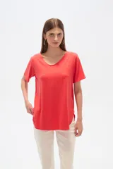 Blusa roja de poliamida, corte ancho y cuello en V.