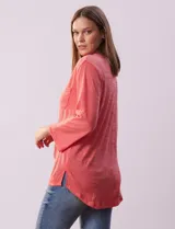 Blusa celeste texturada marca Ninety, con cuello a la base, escote en V y abertura central con botones. Delantera con bolsillo y mangas tres cuartos regulables con presilla y botón.