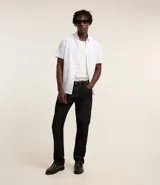 Camisa blanca con rayas celestes, de corte clásico, manga corta y cuello solapa. Confeccionada en fibra de bambú y poliéster.