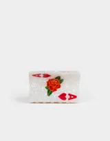 Broche de acrílico blanco con forma rectangular y bordes redondeados. Presenta un diseño de naipe con el as de corazones y una rosa roja con hojas verdes.