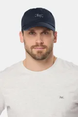 Gorra de béisbol azul marino de lona con visera curva y logo bordado en el frente.