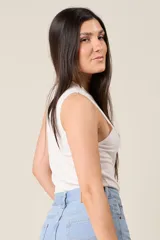 Musculosa blanca de hilo con cuello redondo y detalle de cadena dorada.