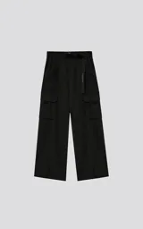 Pantalón cargo negro de corte ancho, con cintura elástica, cinturón con hebilla y múltiples bolsillos.
