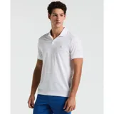 Polo blanco con rayas horizontales de colores y logo bordado en el pecho.