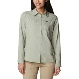 Camisa de manga larga color verde claro, con dos bolsillos frontales con botón y logo de la marca en el pecho. Confeccionada en poliéster reciclado con protección solar FPU 50 y tecnología hidroabsorbente Omni-Wick.