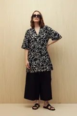 Vestido corto con estampado de rayas onduladas en blanco y azul, cuello tipo solapa y escote en V.