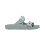 Sandalias Birkenstock Arizona EVA color verde salvia, con dos correas ajustables con hebilla y plantilla anatómica. Modelo estrecho.
