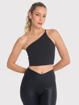Crop top deportivo negro con sujetador integrado de un hombro y almohadillas removibles.