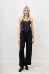 Pantalón negro de viscosa con aplicación de lentejuelas doradas en los laterales.