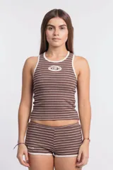 Musculosa marrón con rayas horizontales blancas, cuello redondo y logo "di" estampado en el pecho.