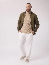 Pantalón de lino blanco, de corte recto y tiro medio.